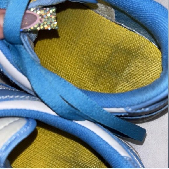 Nike REPS unc dunks
One sign of tear pictured 
Size 8 - Picture 7 of 7